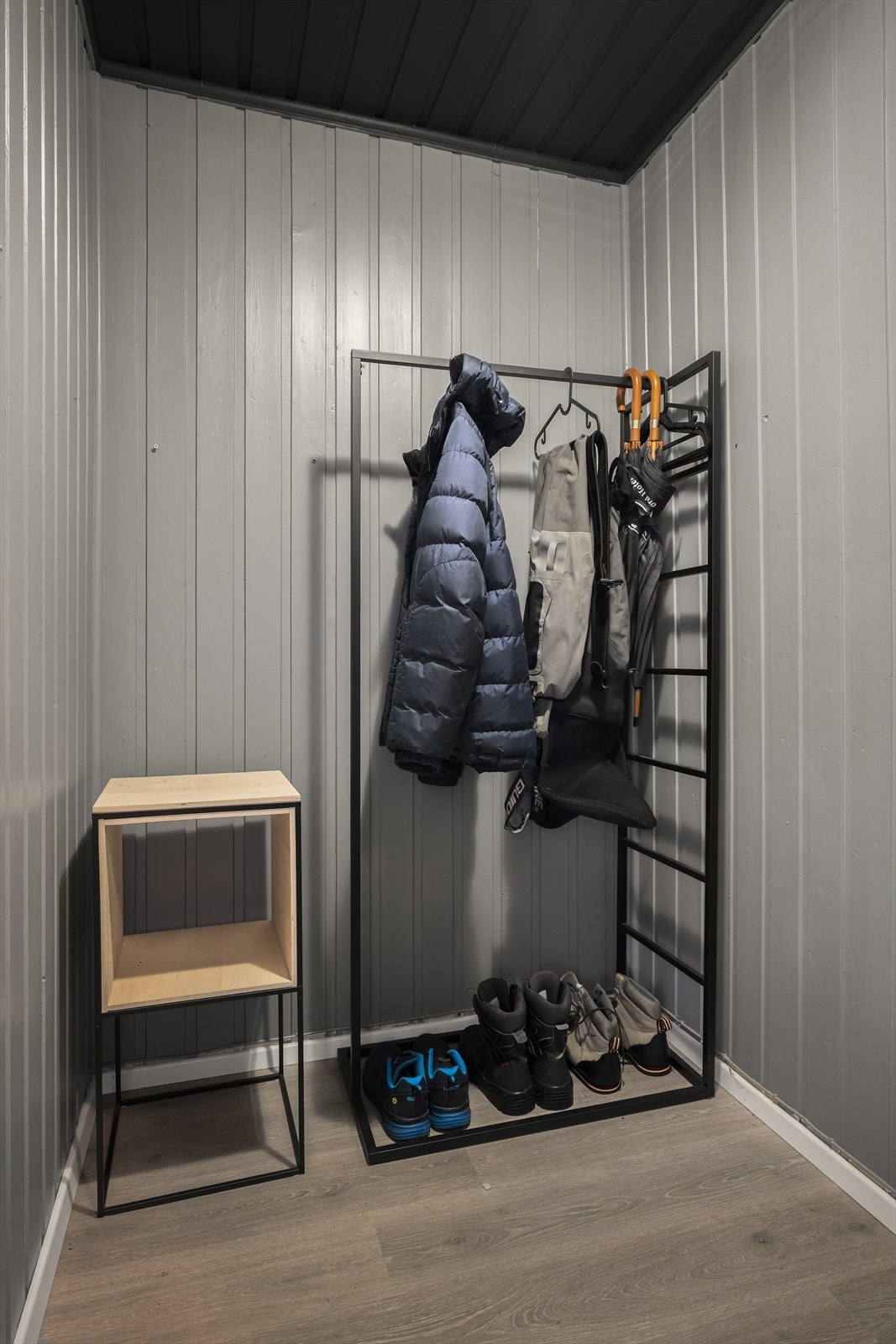 I gangen finner du et praktisk walk-in closet med god oppbevaringsplass for yttertøy og sko. Galleribilde