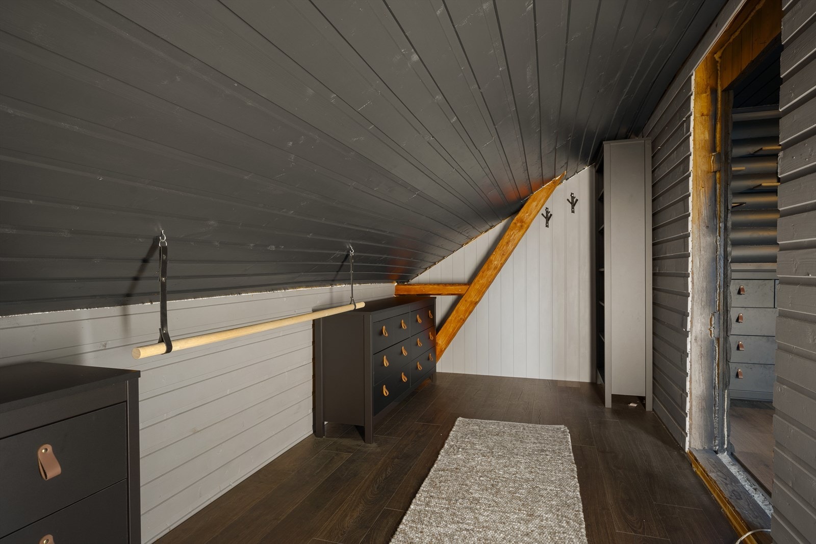 Praktisk walk-in closet med gode oppbevaringsmuligheter. Galleribilde