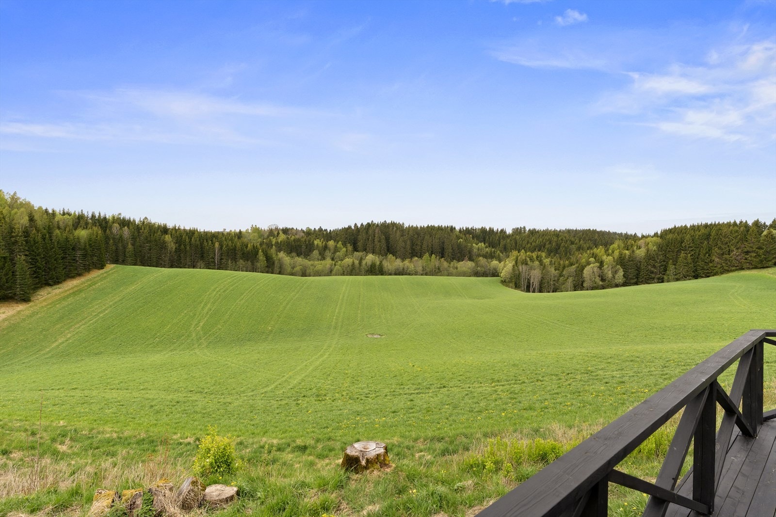 Eier tomt på 2 790,7 kvm som grenser til åpne landbruksarealer og bidrar til en landlig og luftig atmosfære Galleribilde