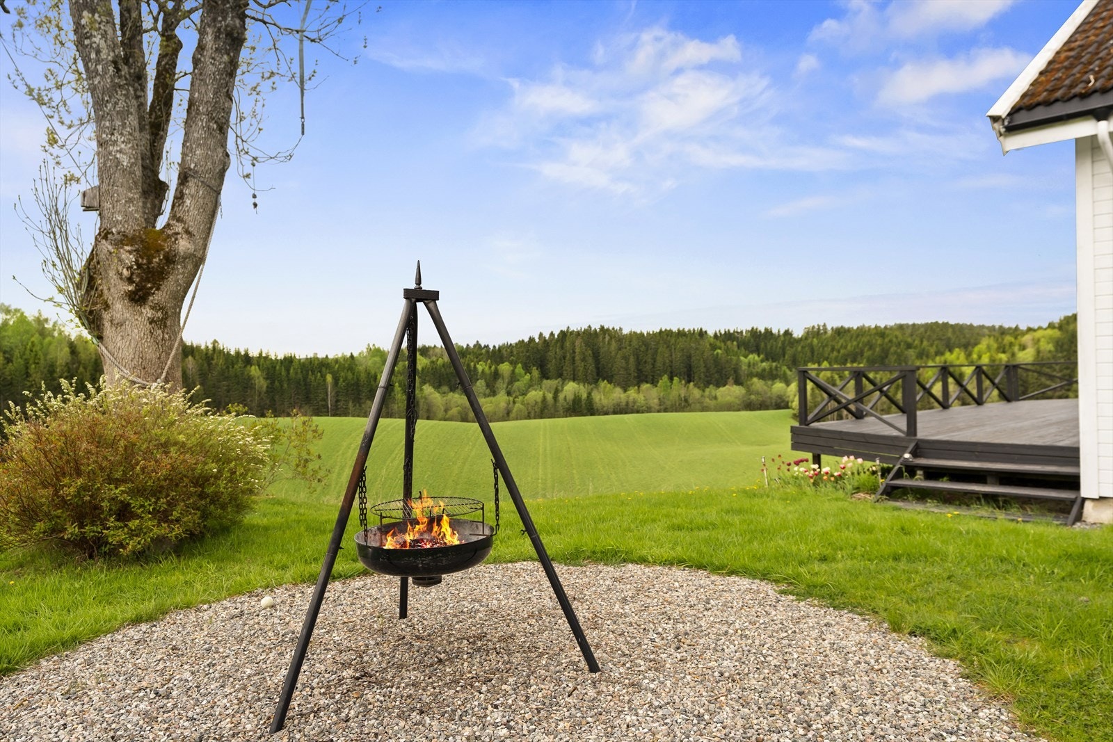 Tomten er usjenert og gir deg frihet til å forme ditt eget uterom - perfekt for måltider, avslapning og hyggelige stunder. Galleribilde