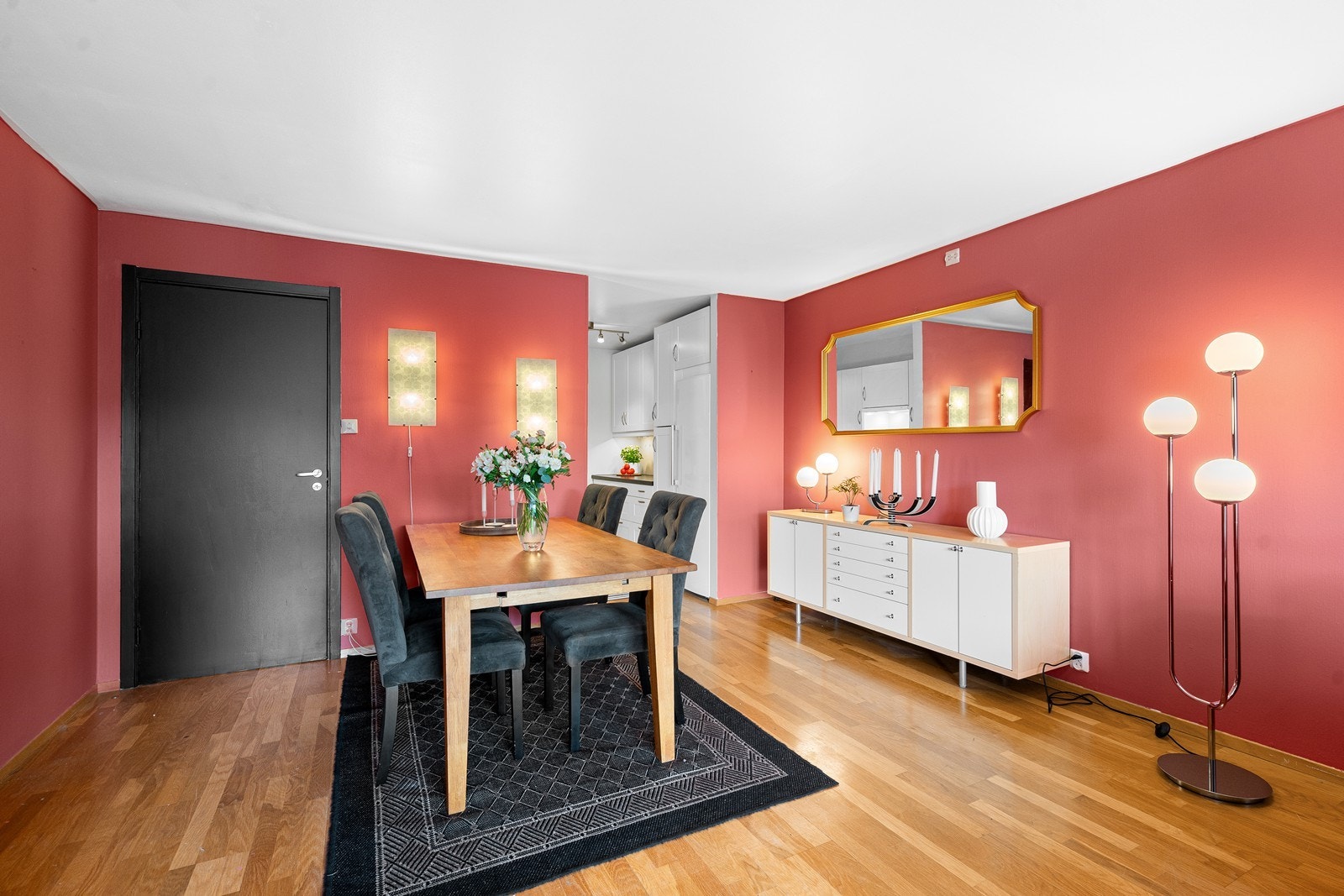 God plass til stort spisebord i tilknytning til kjøkkenet. Galleribilde