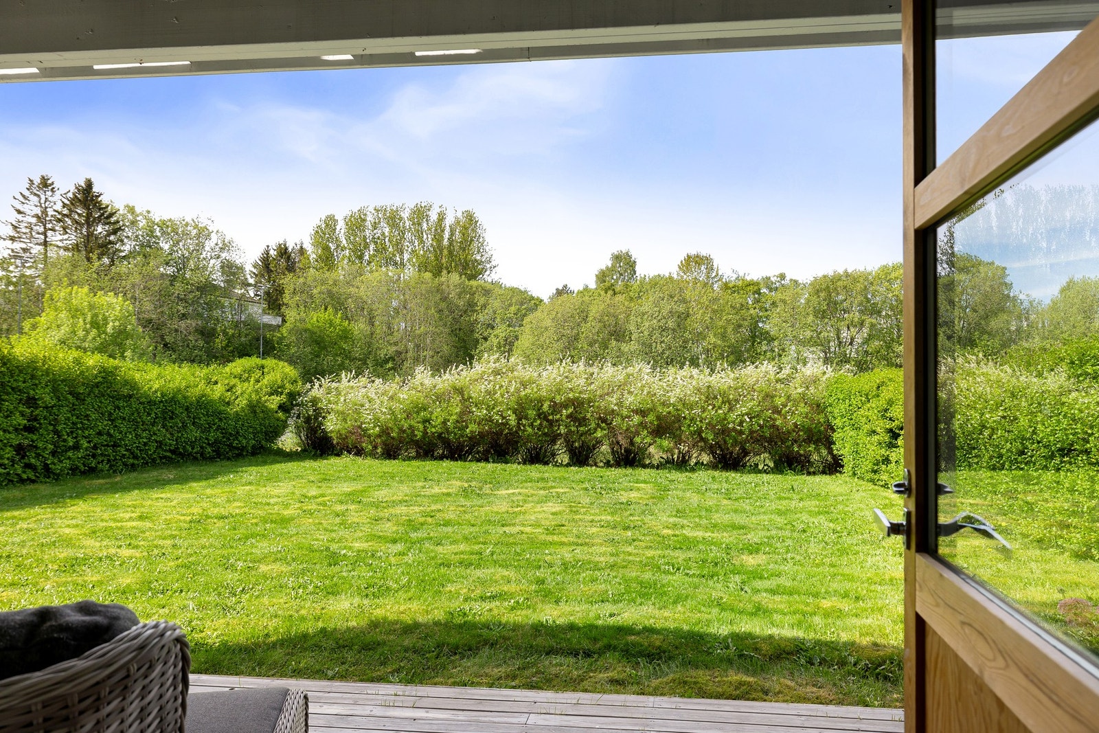 Fra sokkeletasjen har du også utgang til en herlig terrasse, med en stor og skjermet hage. Galleribilde