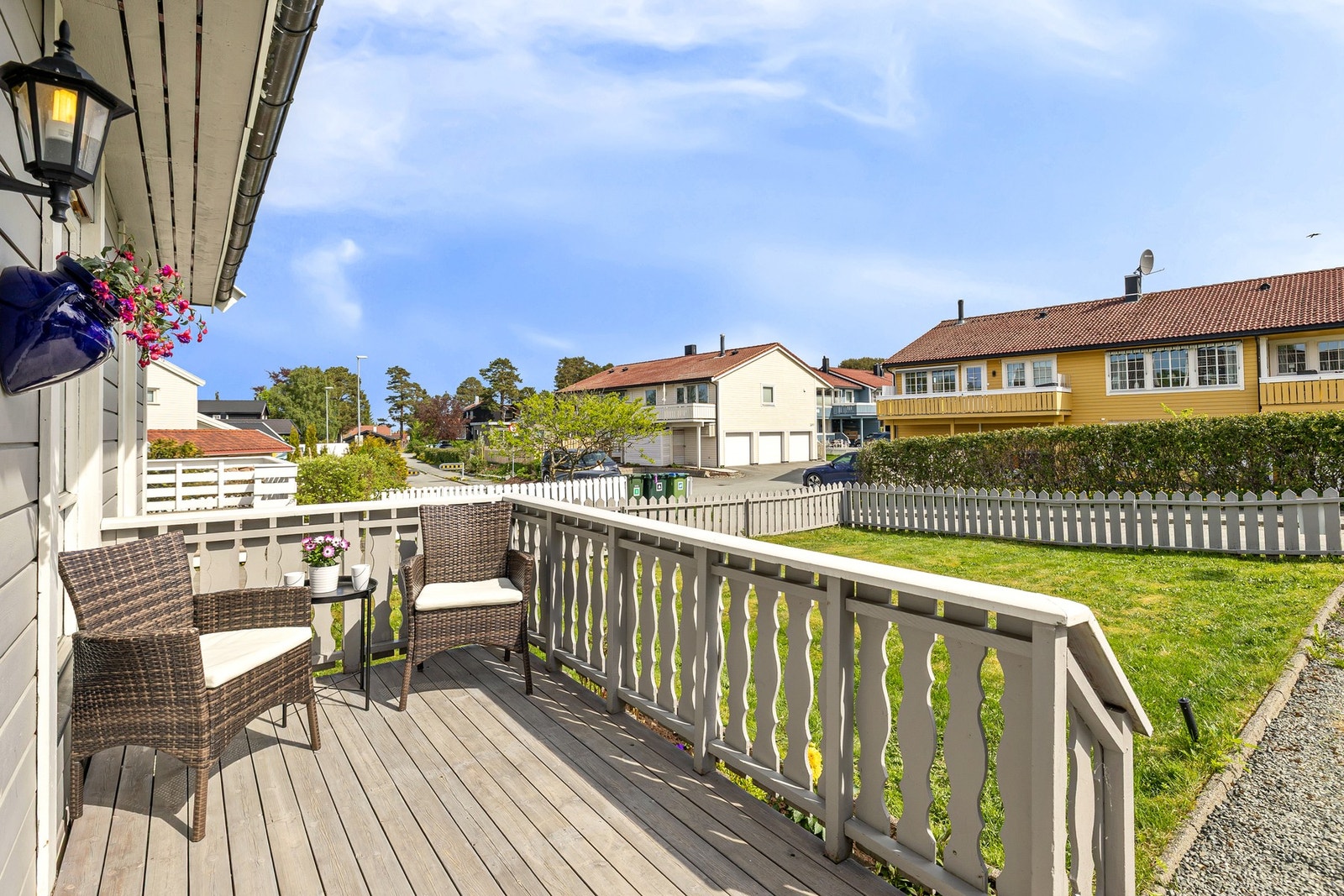 Innbydende inngangsparti med altan på boligens fremside. Galleribilde