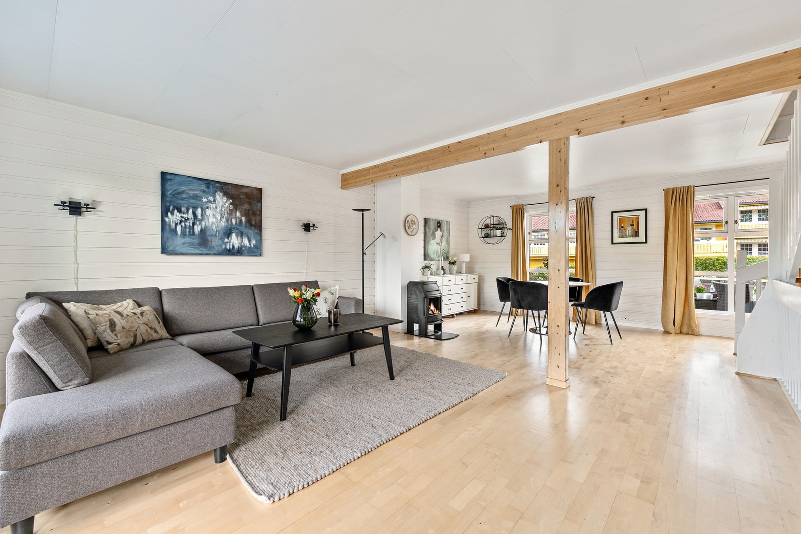 Store vindusflater som gir rikelig med naturlig lysinnslipp og bidrar til en lun og god atmosfære. Galleribilde