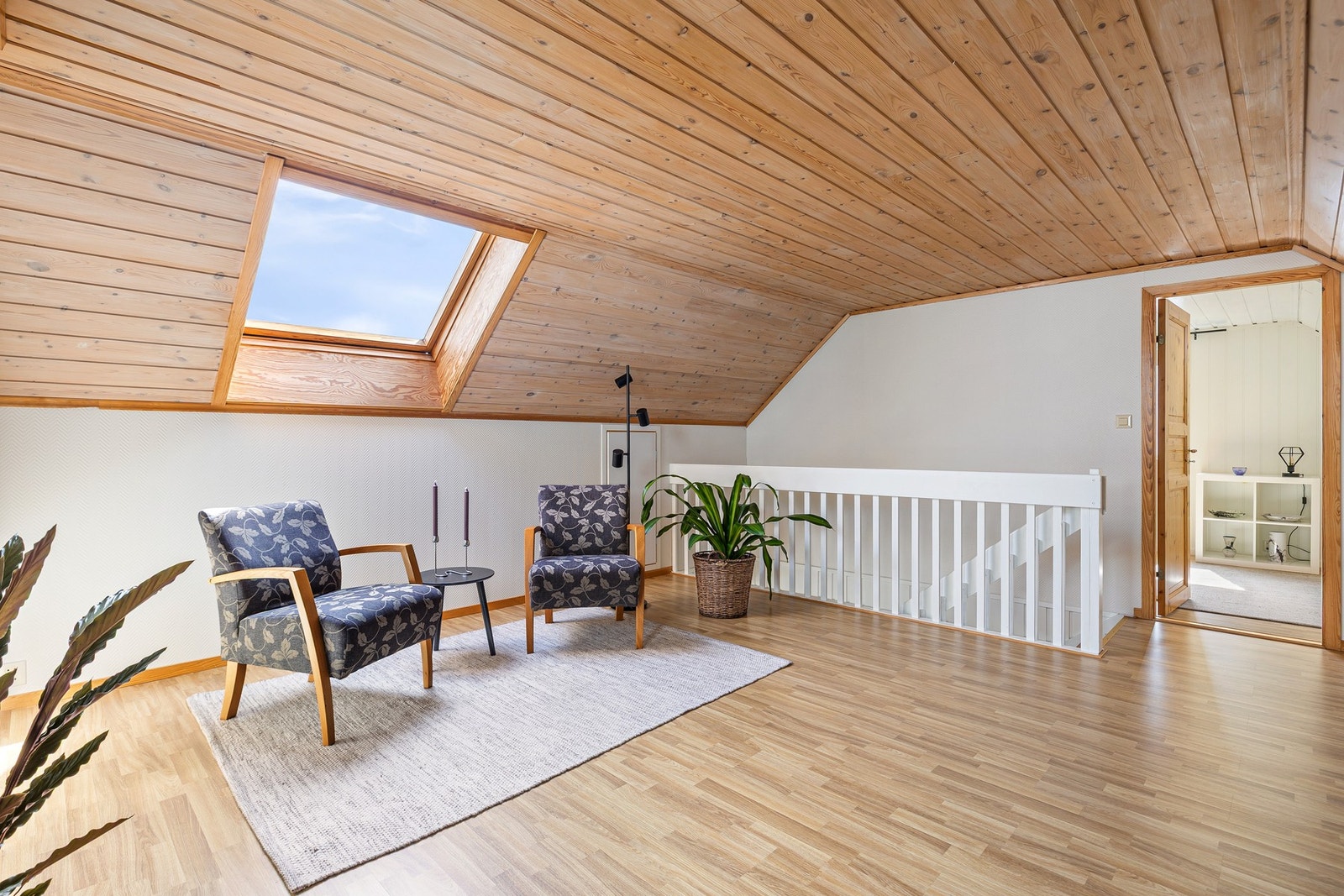 Loftstuen er godt egnet som en skjermet TV-stue eller ekstra oppholdsrom. Galleribilde
