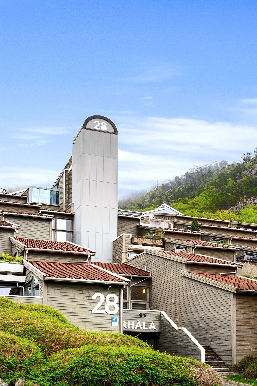 Sandvikbakken 28 har en attraktiv beliggenhet i populære Sandvika/Aspervika i Sandnes, et rolig og etablert boligområde med nærhet til sjøen, flotte utsiktsforhold og gode solforhold. Galleribilde
