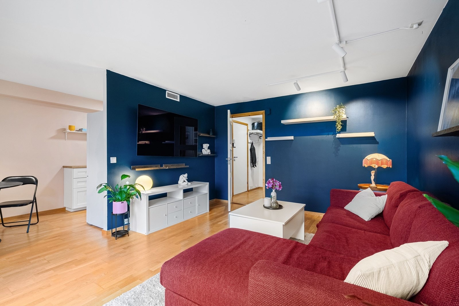 Den sosiale sonen har god plass til møblering av både sofagruppe og spisebord. Galleribilde