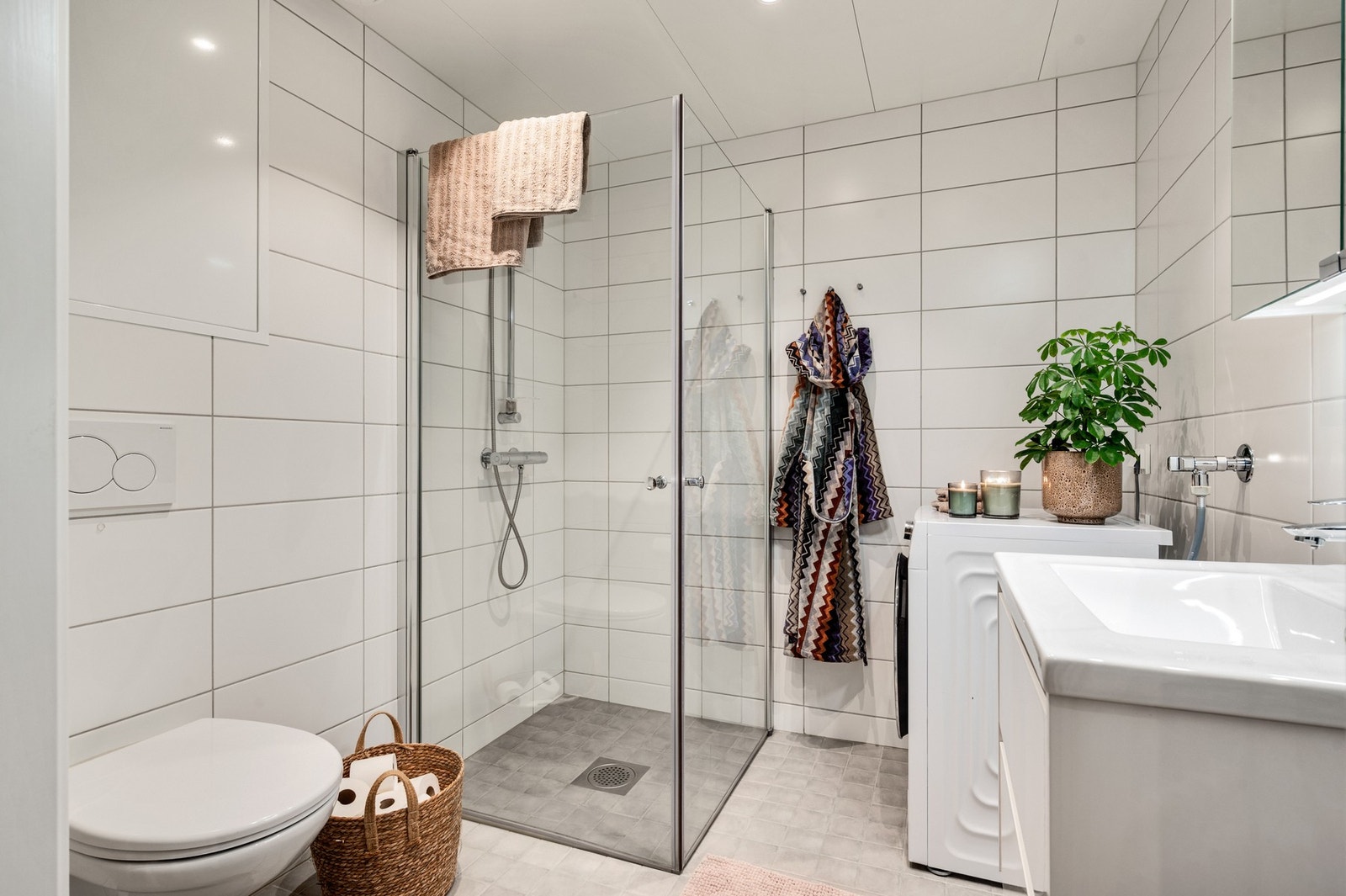 Baderom med opplegg for vaskemaskin. Galleribilde
