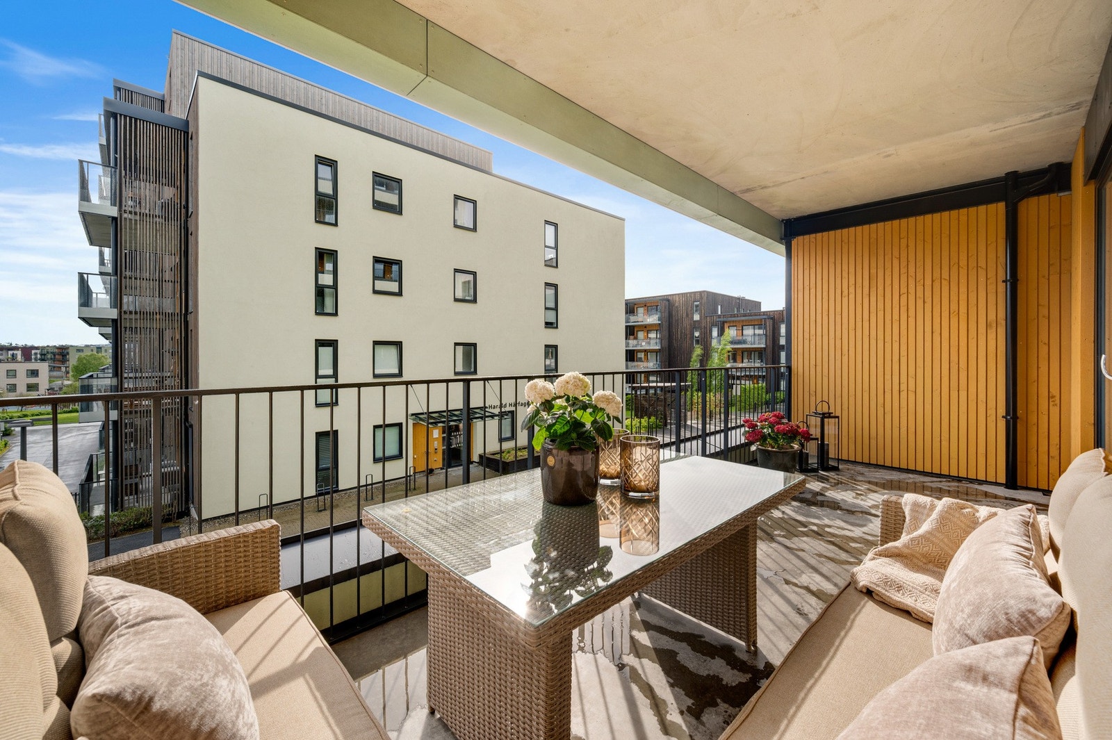 Stor balkong på 13 kvm som er ypperlig å benytte på sommerhalvåret. Galleribilde