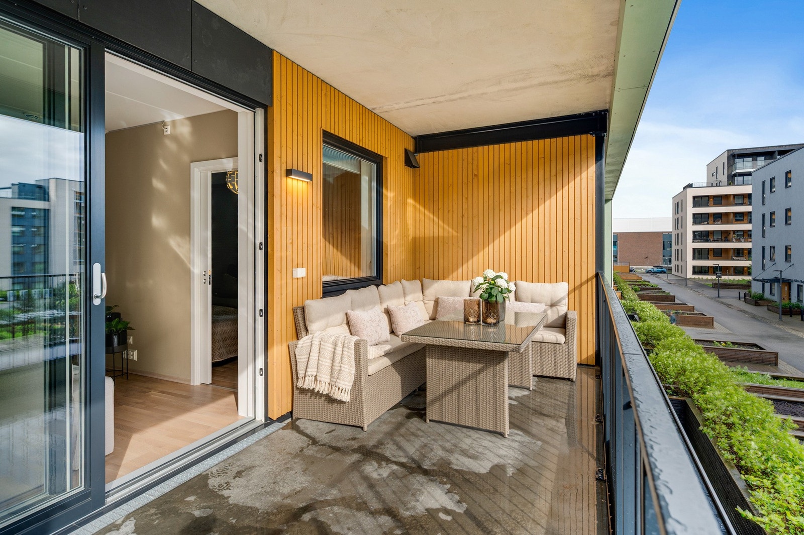 De store vinduene slipper inn rikelig av naturlig lys inn til stuen. Galleribilde