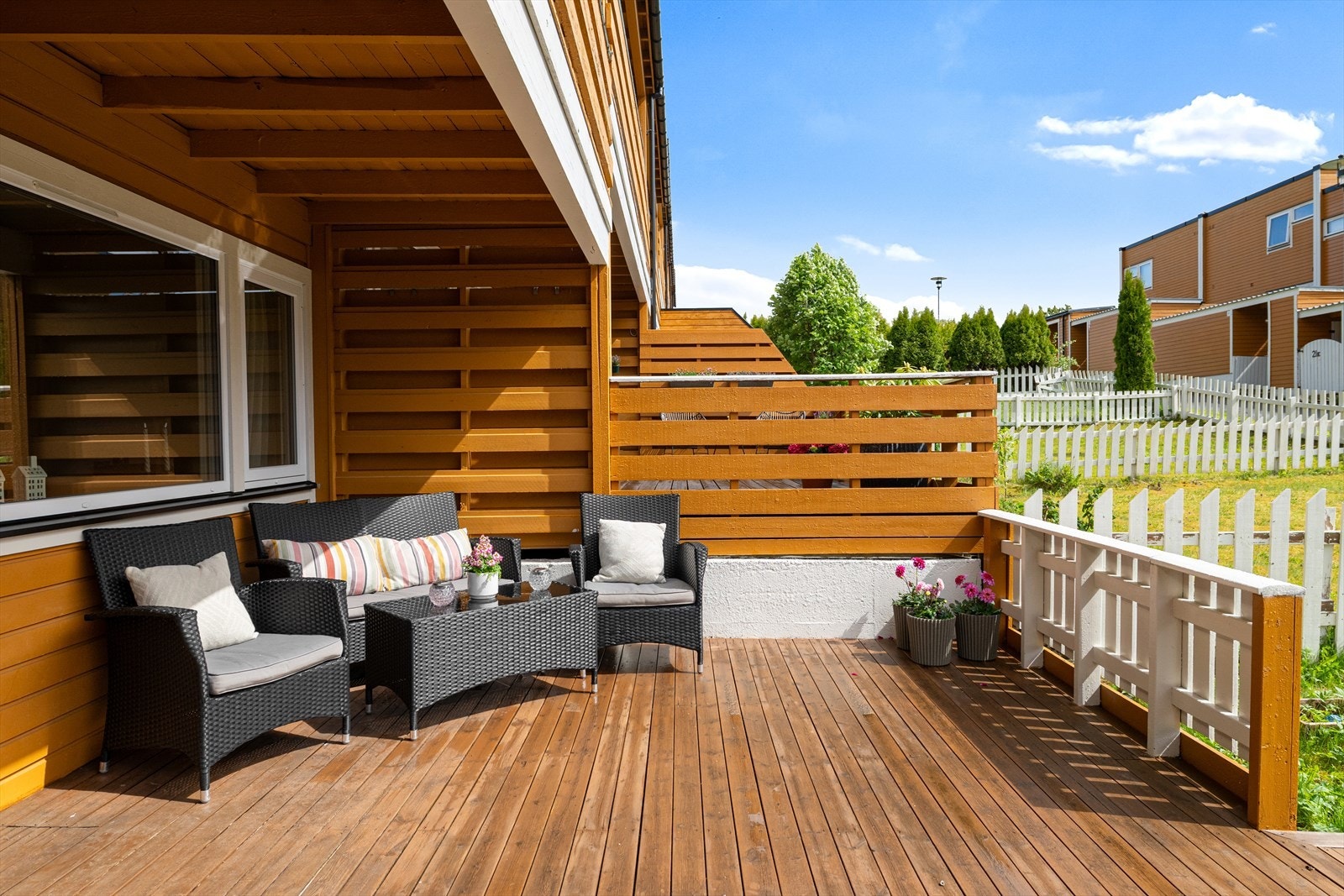 Stor, delvis overbygget terrasse med adkomst til hage Galleribilde