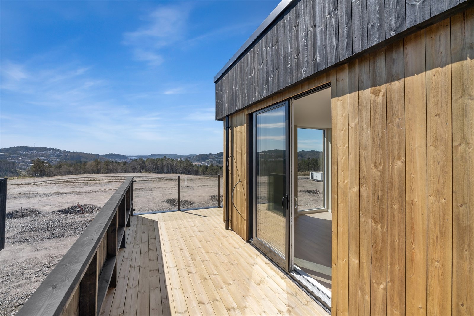 Terrassen er på 15 kvm og har god plass til både sittegruppe, grill og beplantning. Galleribilde