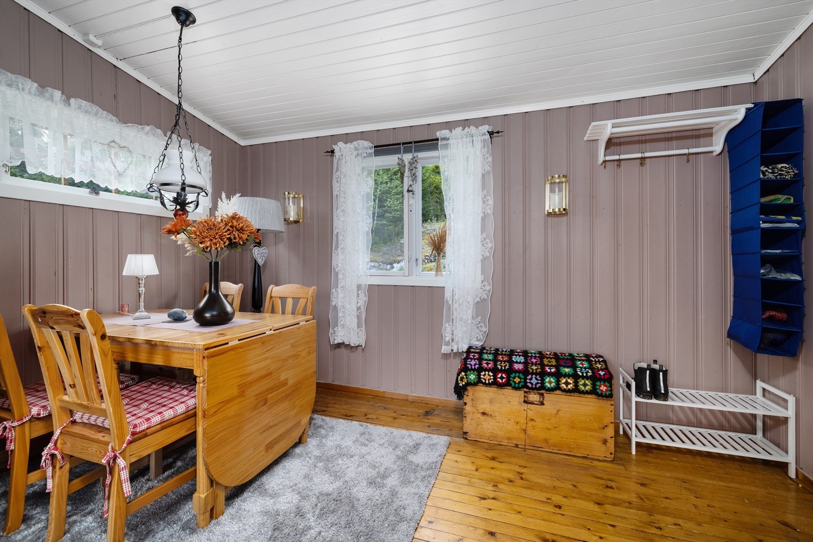 I tilknytning til stuen er det en egen sone for spiseplass. Galleribilde