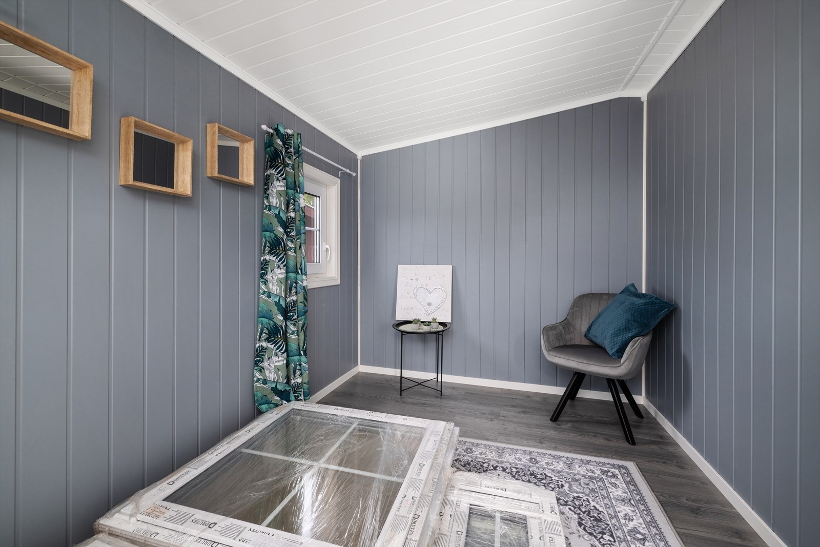 Gulvet i det innredede rommet er belagt med laminat. Galleribilde