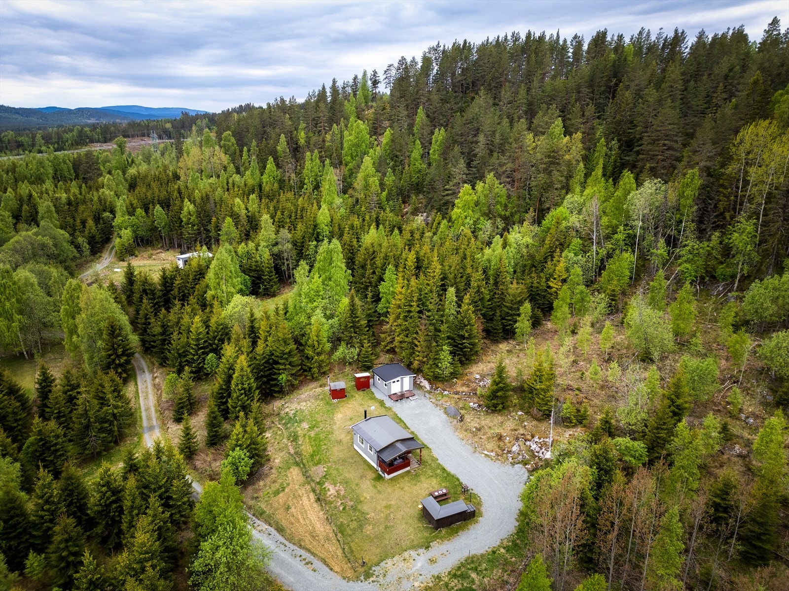 Fra eiendommen er det kort vei til flotte turområder i skog og mark. Galleribilde