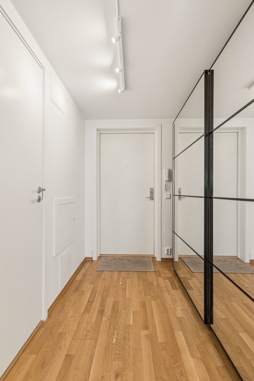 Leiligheten har en romslig entré med skyvedørsgarderobe Galleribilde