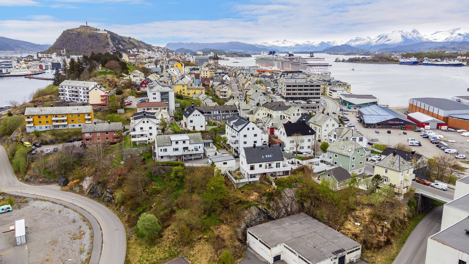 Eiendommen er beliggende i Steinvågvegen like vest for Ålesund sentrum. Galleribilde