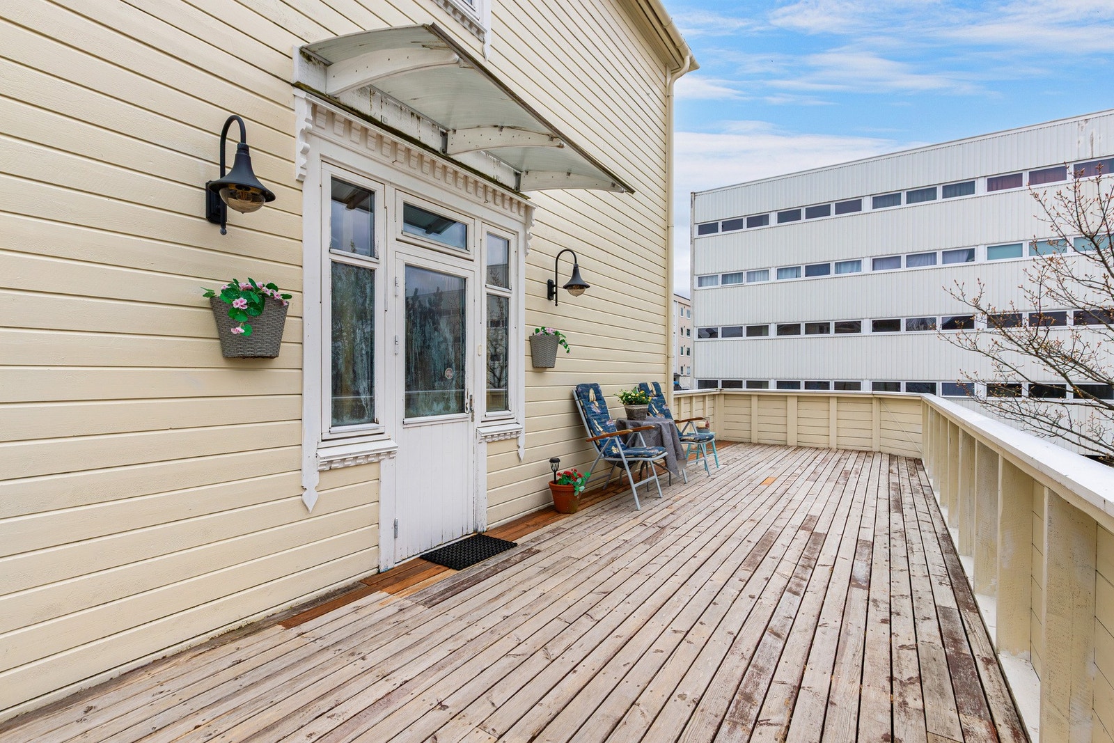 Ved inngangspartiet er det oppført veranda på ca. 25 m². Galleribilde