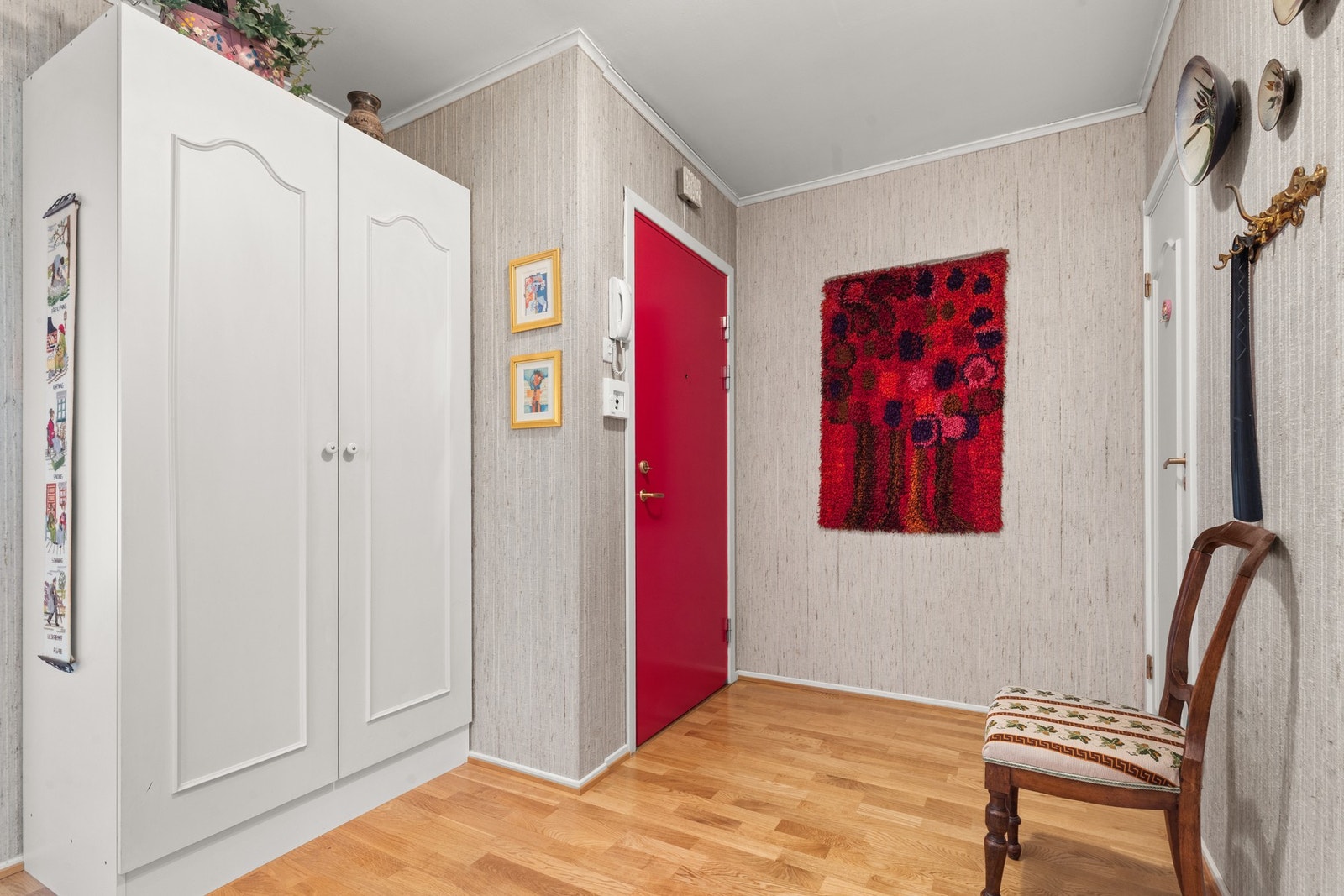 Innbydende entré/gang med garderobeskap som gir praktisk oppbevaringsplass for yttertøy og sko. Galleribilde