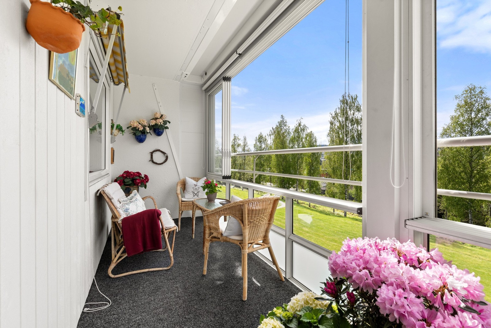 Balkongen er gigantisk med god plass til forskjellig utemøblement, grill og beplantning. Galleribilde