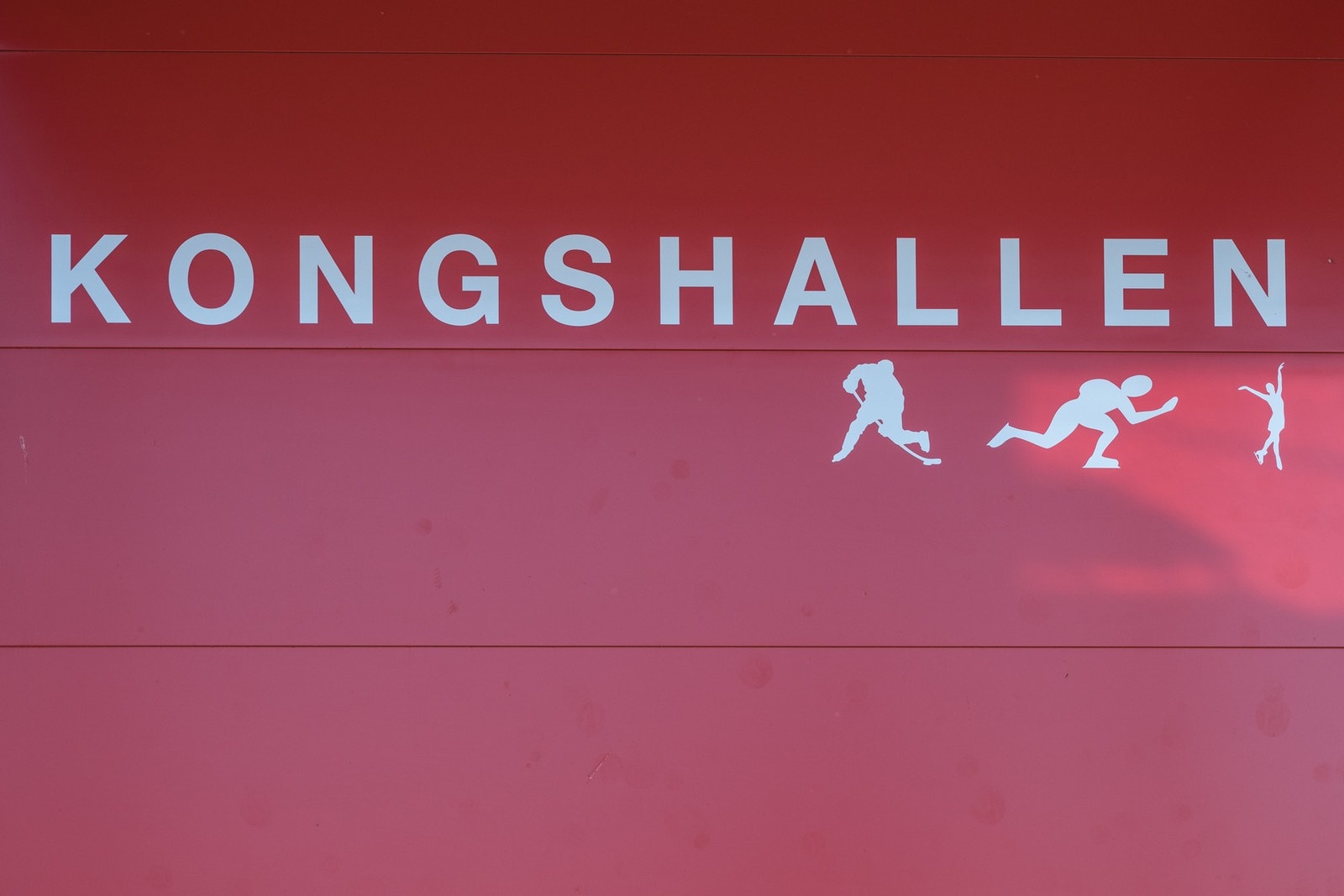 Rett nedenfor leiligheten finner du flott ishall med et bredt tilbud av aktiviteter til alle aldersklasser, både ishockey, kunstløp m.m. Galleribilde