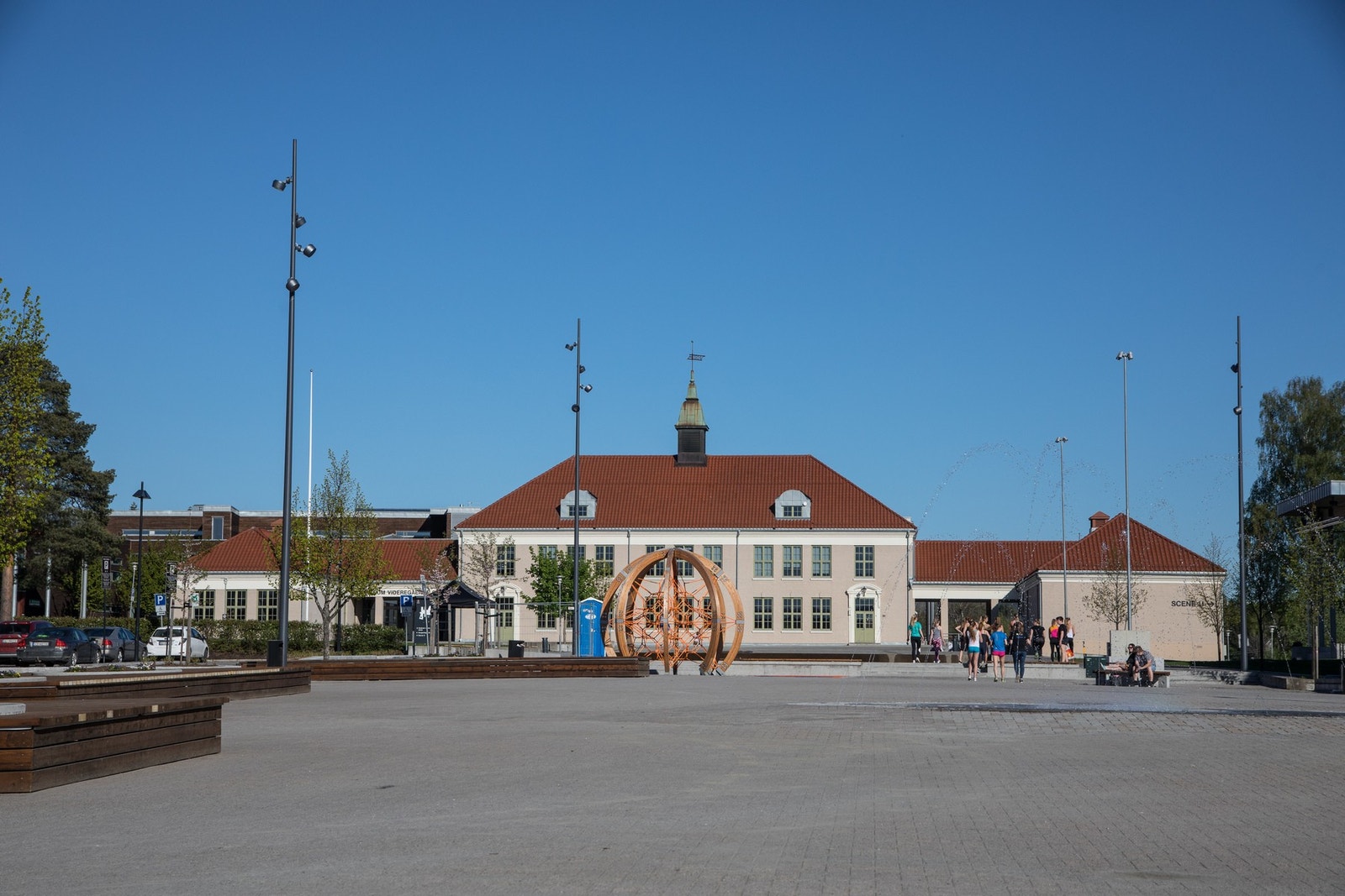 Sentrum videregående skole ligger i den historiske skolebygningen i sentrum. Sentrum videregående skole er den største skolen i Glåmdalen. Galleribilde
