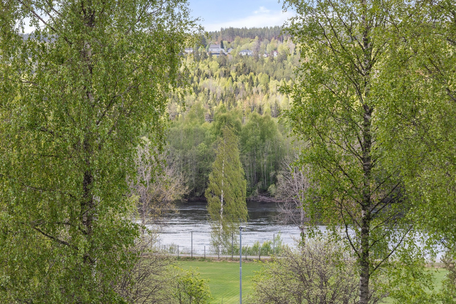 Ettersom leiligheten ligger som frontleilighet i fremste rekke får du svært gode sol- og lysforhold, samt flott utsikt mot grøntarealer og idylliske Glomma. Galleribilde