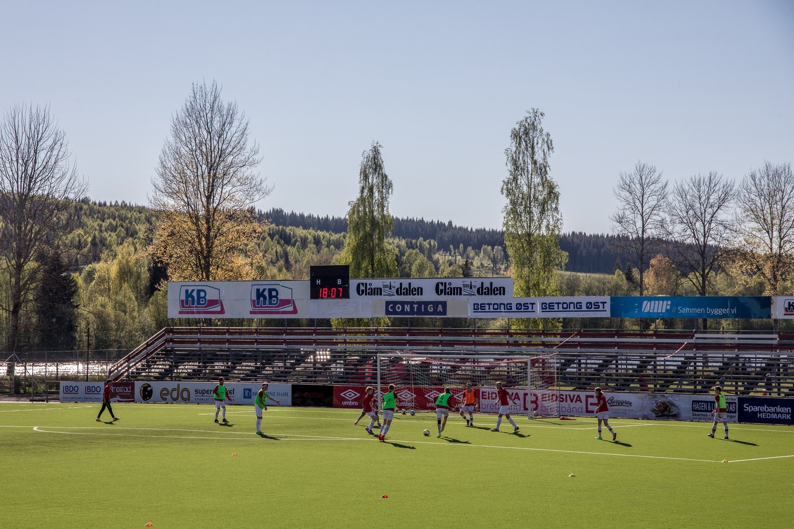 Kun et steinkast fra leiligheten finner du Gjemselund Stadion som bærer en stolt fotballhistorie. Her har du kort vei til kamp! Galleribilde