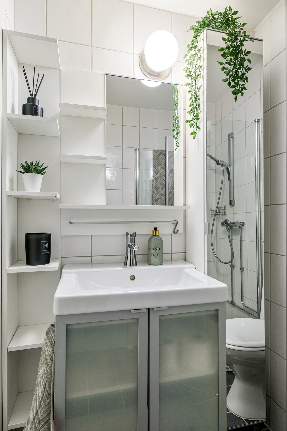 Godt med oppbevaringsplass på badet. Galleribilde