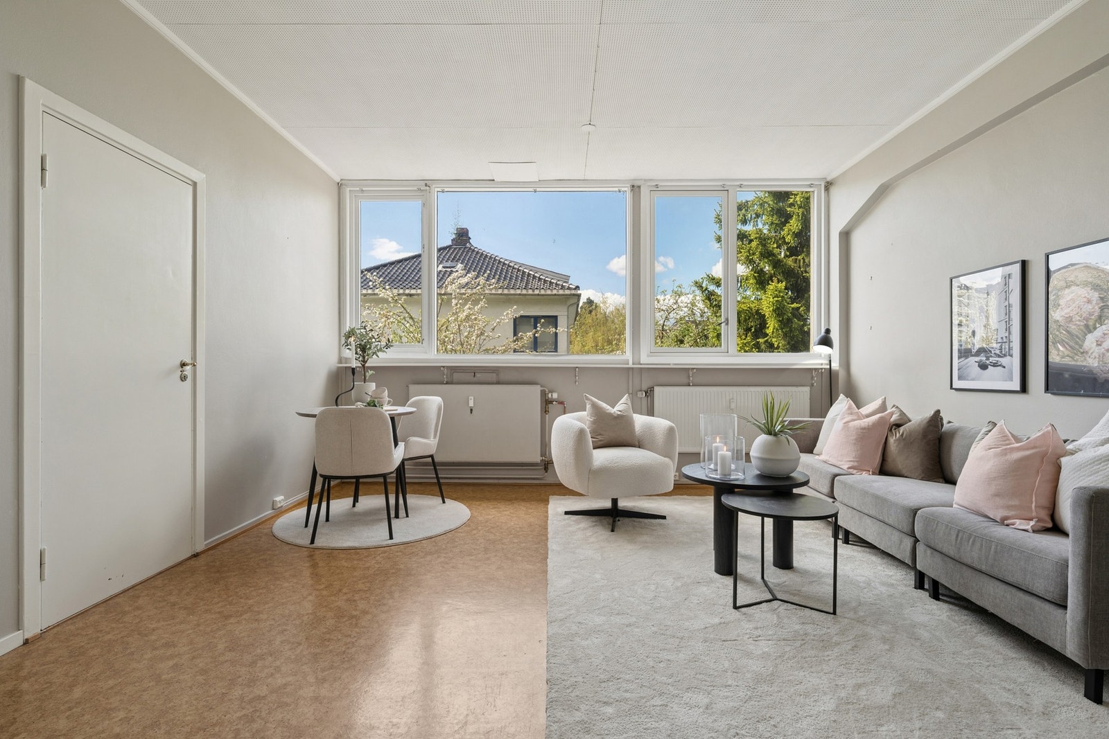 Stuen er lys og luftig med fin plass til sofagruppe og annet møblement. Galleribilde
