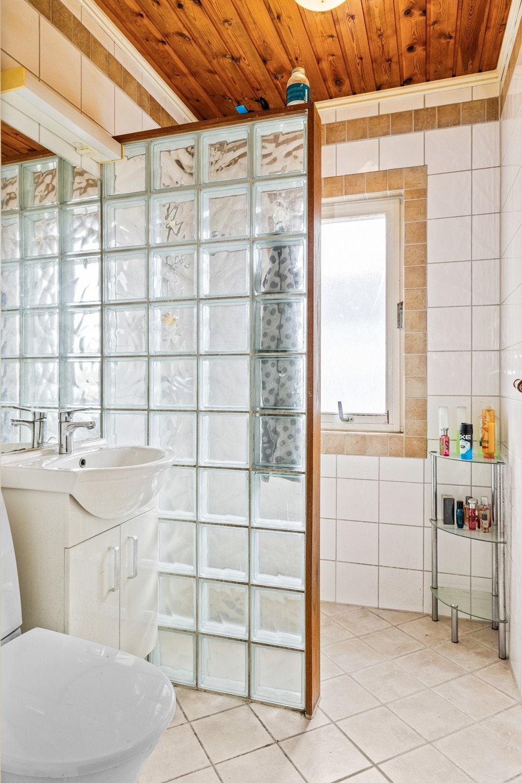 Badet i andre etasje er fra ca. 2010 og har flislagt gulv med varmekabler og trepanel i himling. Galleribilde