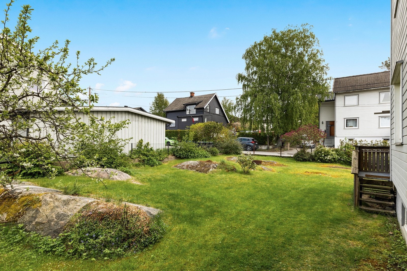 Uteområdet er en blanding av flat, skrånende og kupert tomt. Galleribilde