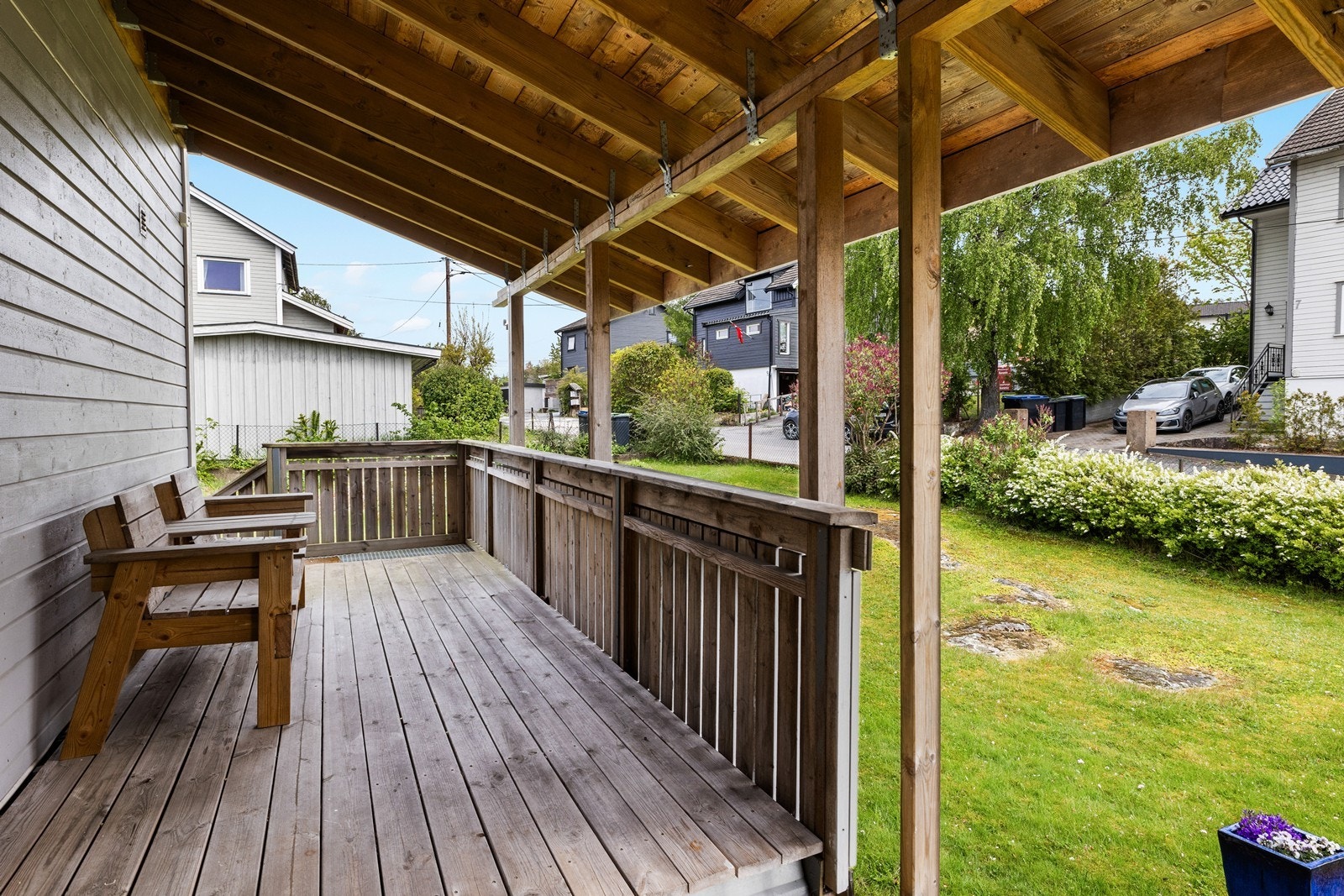 Overbygget veranda ved inngangspartiet gir et lunt og tørt ankomstområde. Galleribilde