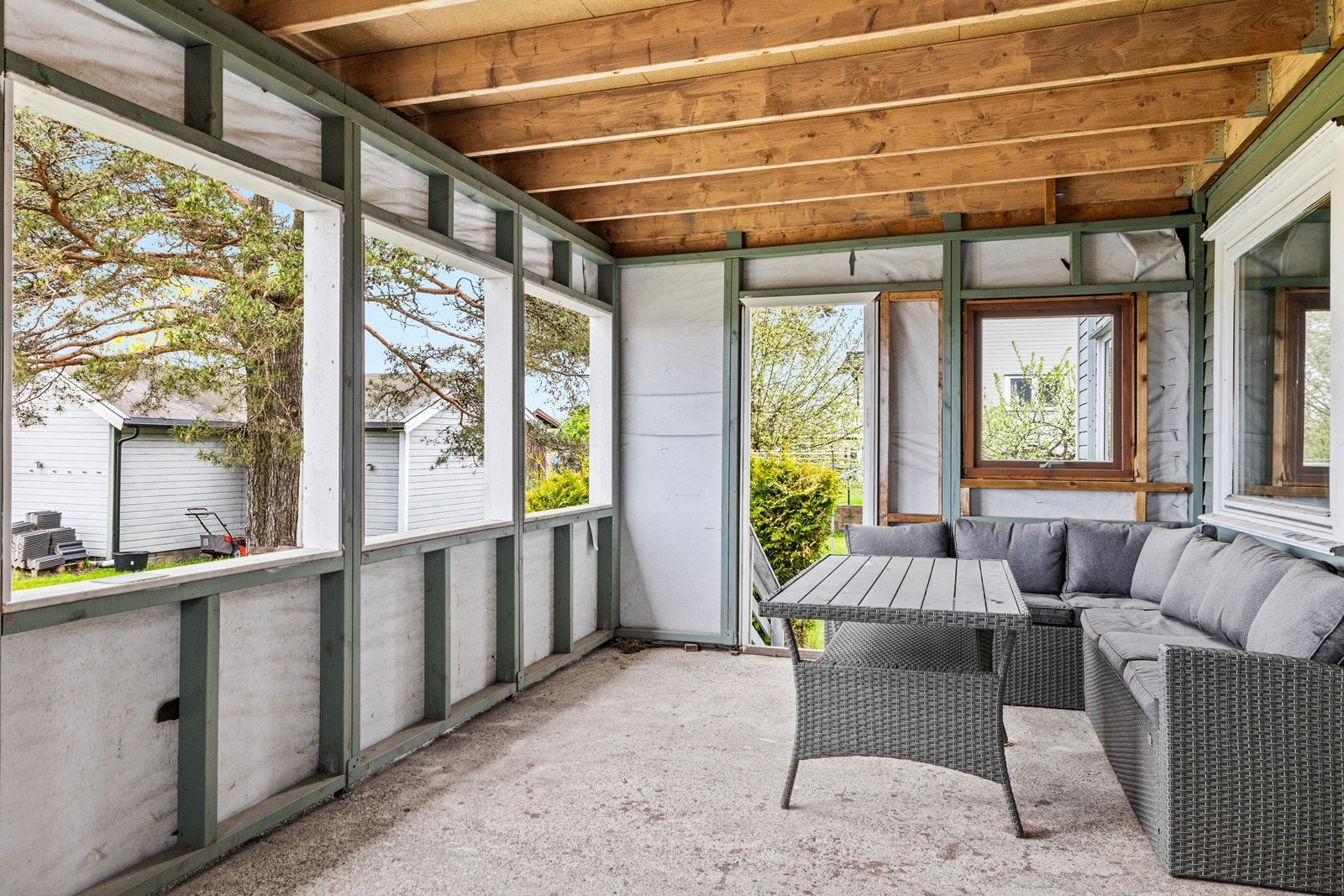 Den delvis innebygde verandaen på 22 m² gir mulighet for å skape en skjermet uteplass. Galleribilde