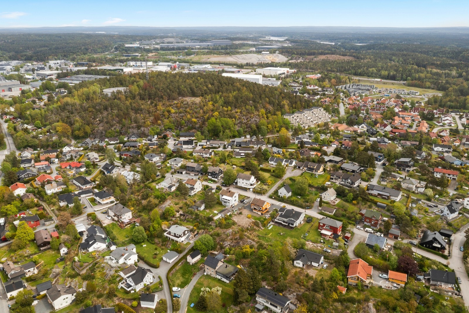 Boligen har en sentrumsnær beliggenhet på Krapfoss med kort vei til alt man trenger i det daglige. Barnevennlig område med kort vei til skole og barnehager Galleribilde