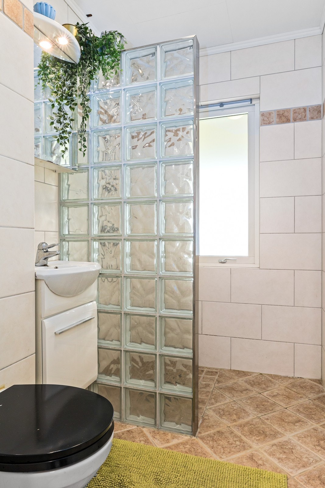 Badet i første etasje ble oppgradert ca. 2010 og har flislagt gulv med elektriske varmekabler. Galleribilde