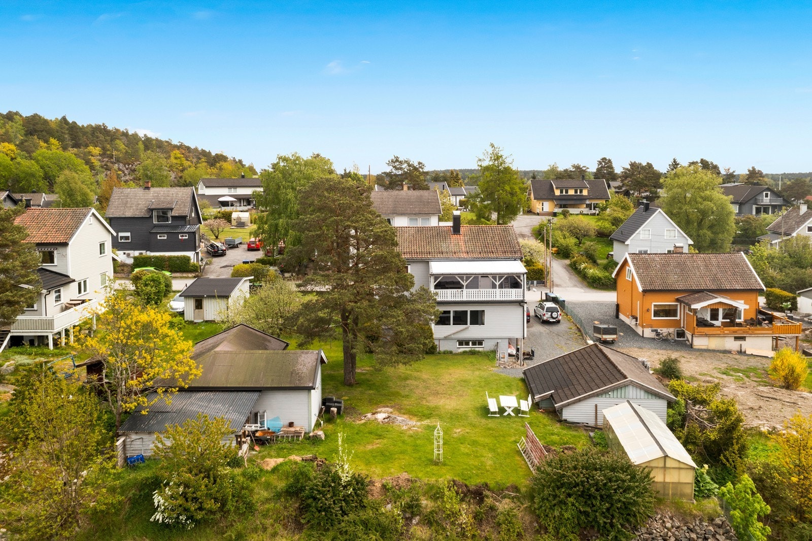 Nærområdet består hovedsakelig av eneboliger og tomannsboliger. Galleribilde