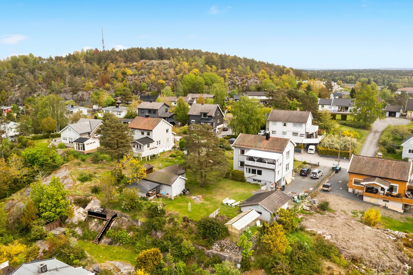 Boligen ligger høyt og fritt i terrenget. Galleribilde