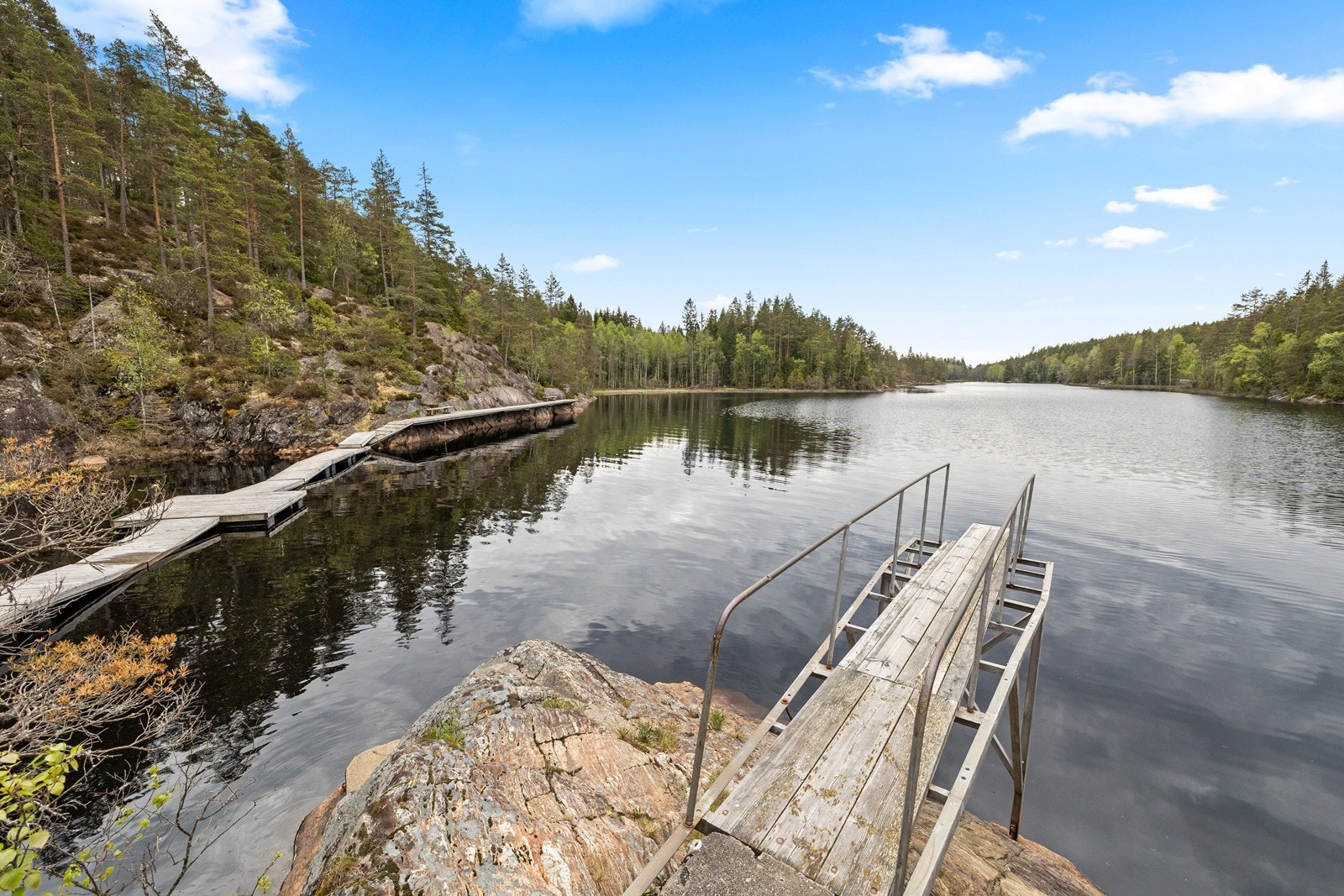 Kort vei til idylliske Holtetjern. Dette er en offentlig badeplass, tilrettelagt også for funksjonshemmede. Galleribilde