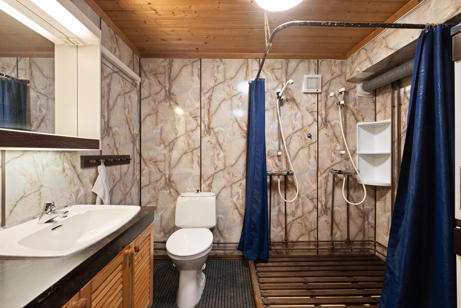 Badet i kjelleren er romslig og består av servant, klosett og dusj på gulv Galleribilde