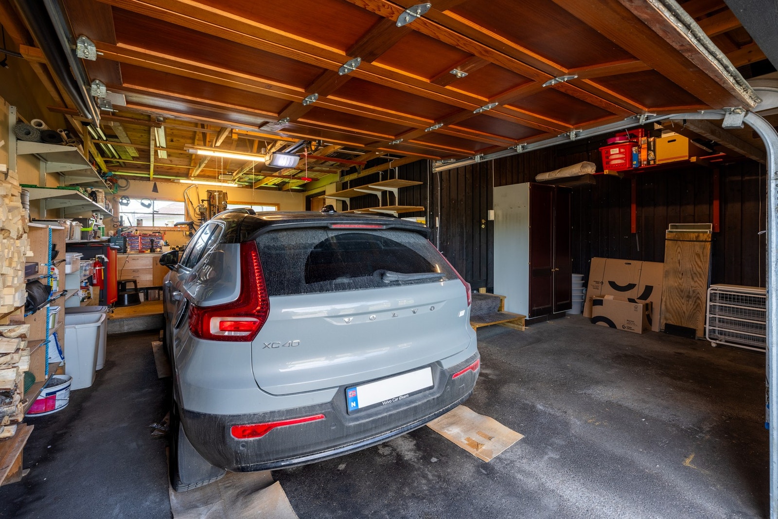 Boligen har en integrert garasje i 1.etasje med plass til bil og god oppbevaringsplass Galleribilde