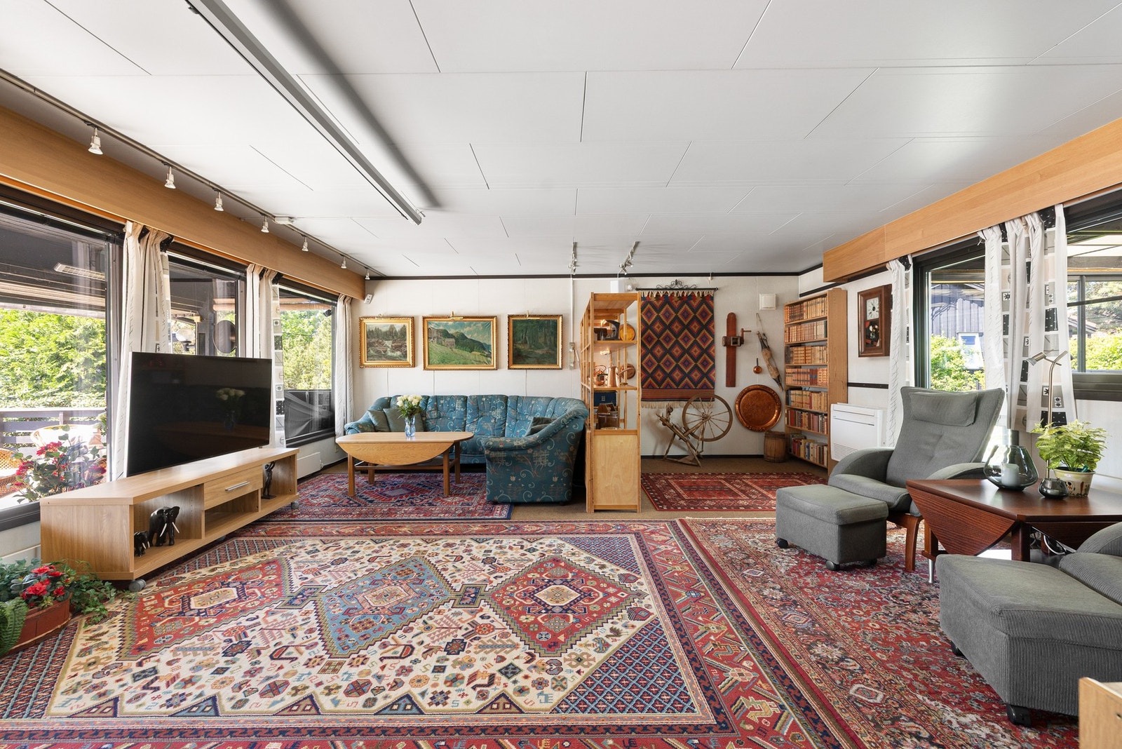 Her er det plass til både sofagruppe og spisebord, noe som gjør det enkelt å tilpasse rommet Galleribilde