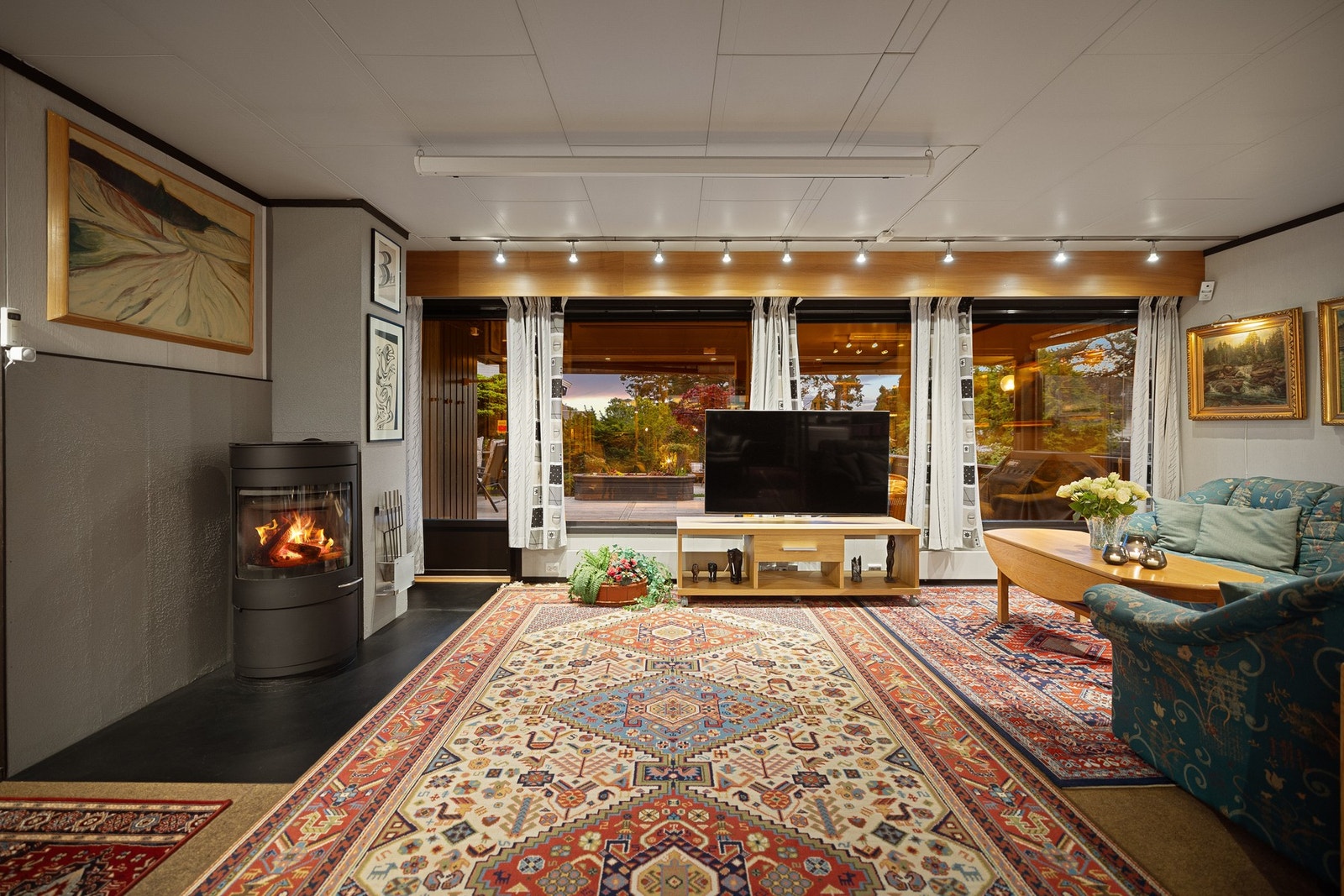 I det ene hjørnet står det en moderne peisovn som bidrar til god varme og lun stemning Galleribilde