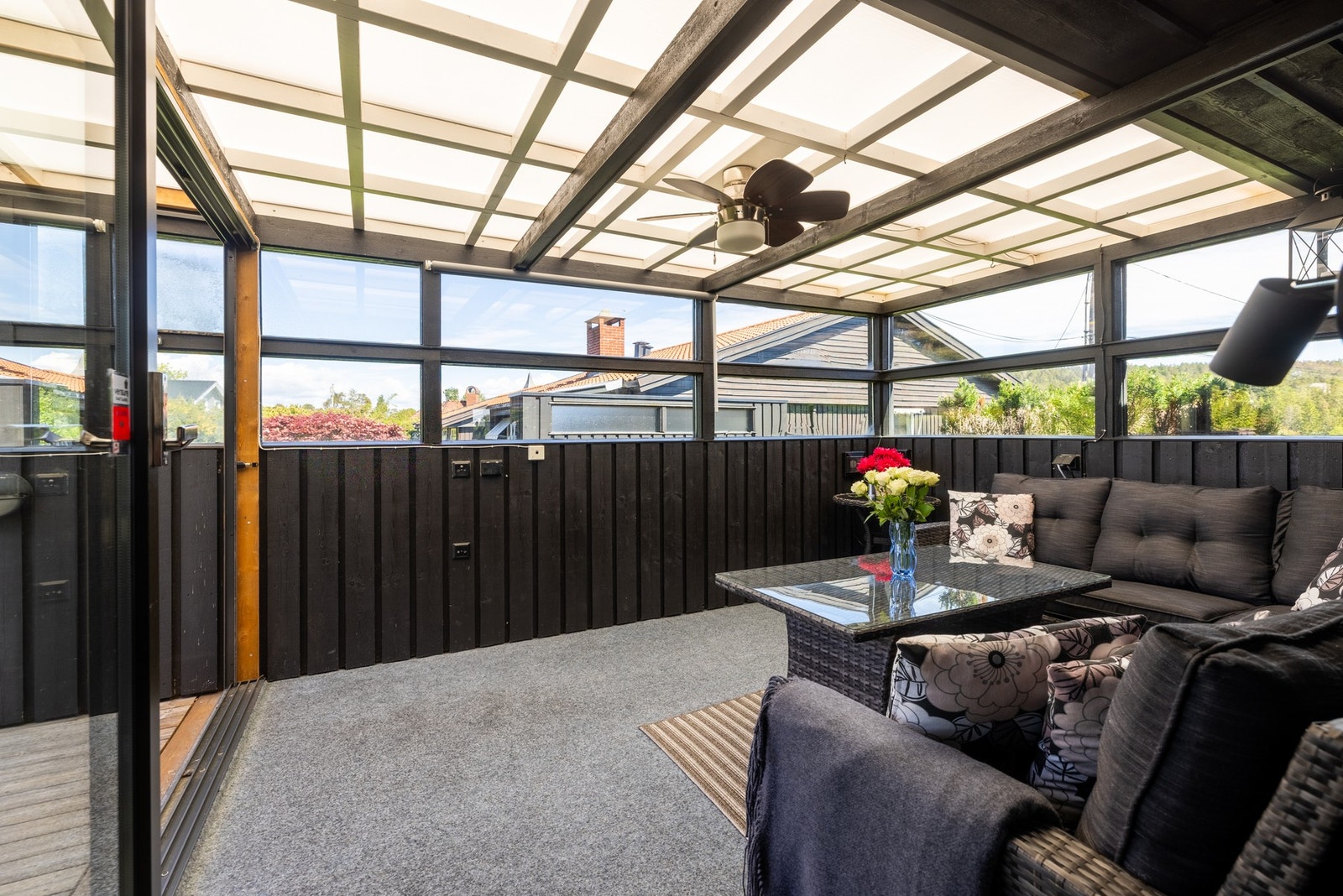 På andre siden av boligen finner du en innglasset terrasse/vinterhage på cirka 12 m² Galleribilde