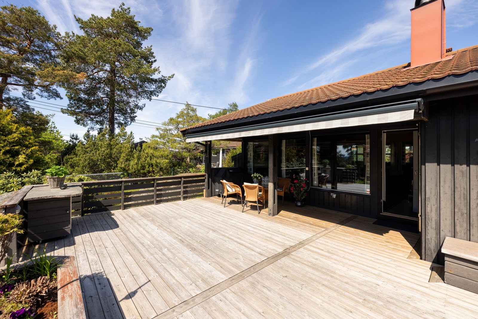 Her er det god plass til flere sittegrupper og grill - et perfekt sted for å nyte sommerdagene med familie og venner! Galleribilde