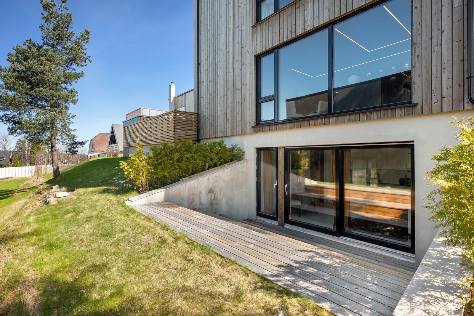 Terrasse - Store vindusflater for rikelig med naturlig lysinnslipp. Galleribilde