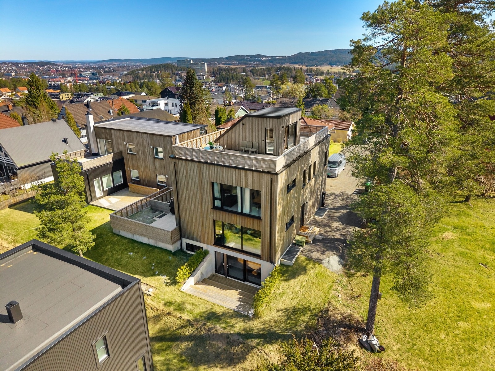 Boligen går over 4 plan og ligger tilbaketrukket og fredfullt til i et attraktivt boligområde på Rasta/Vallerud. Galleribilde