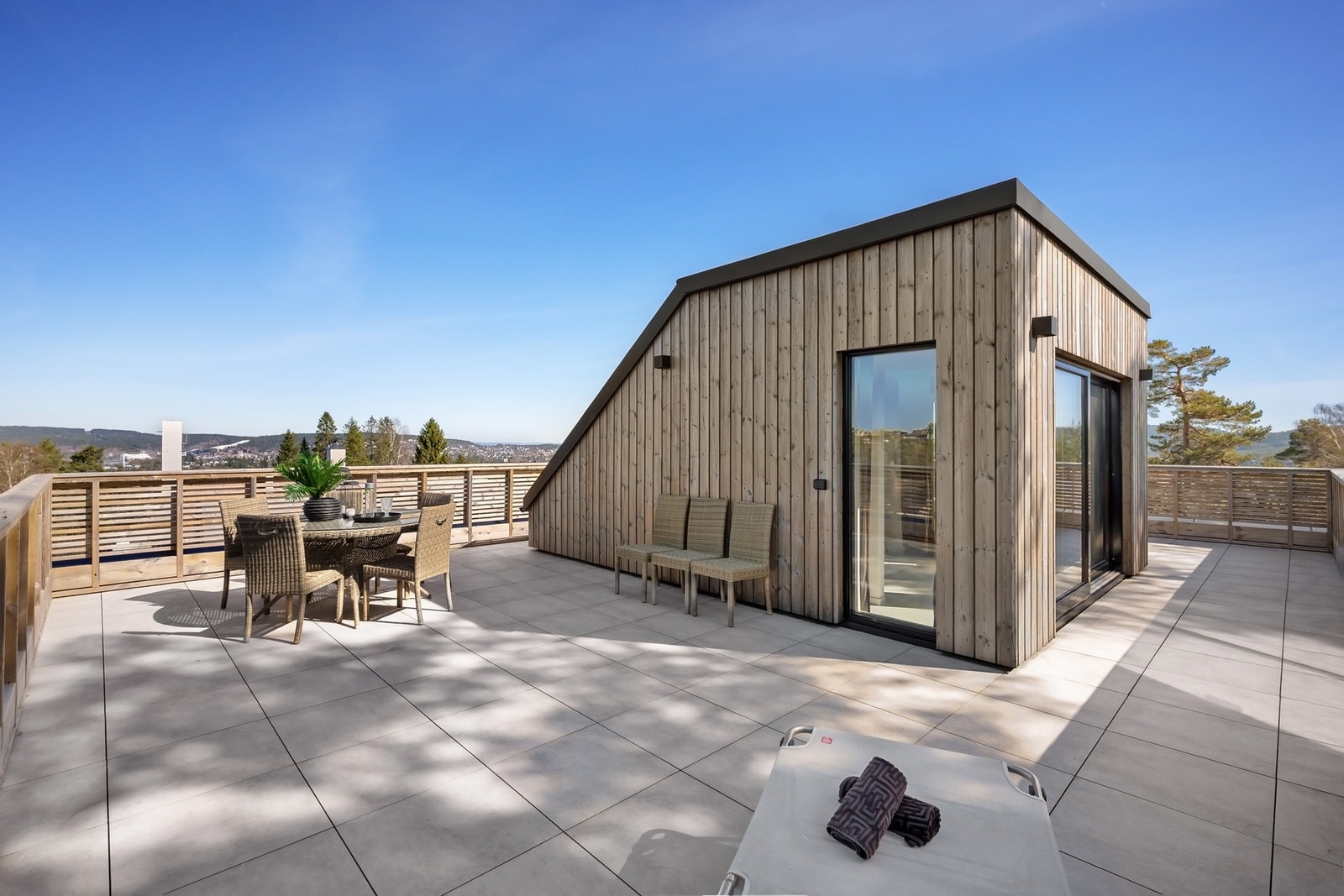 Spektakulær takterrasse på ca. 70 m² med 360 panoramautsikt og svært gode solforhold Galleribilde