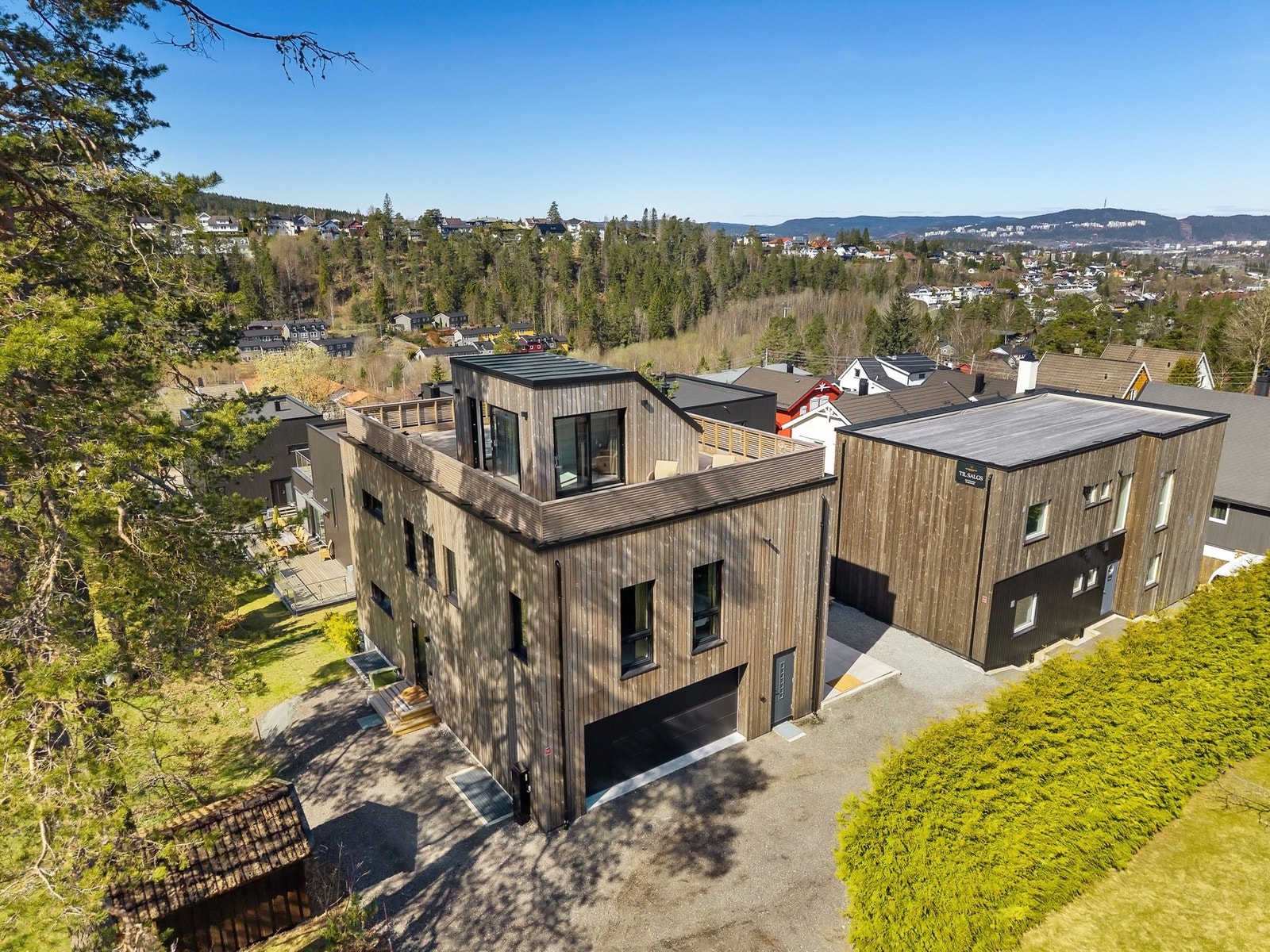 Parkering i garasje og flere biloppstillingsplasser på gårdsplassen. Galleribilde