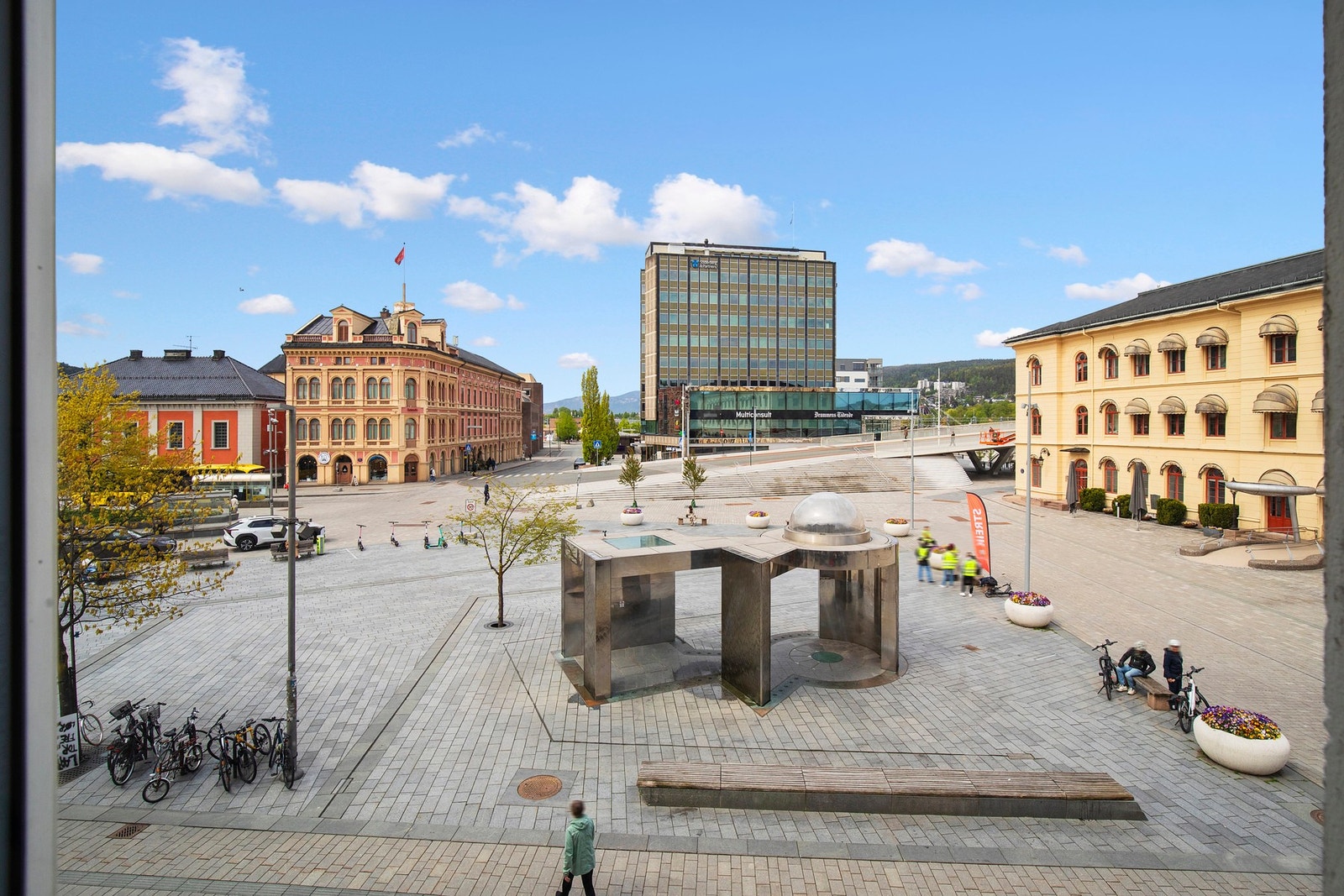 Utsikten fra leiligheten ser ut over Strømsø Torg. Galleribilde